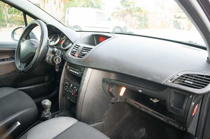 Peugeot 207 1.4i Urban 75